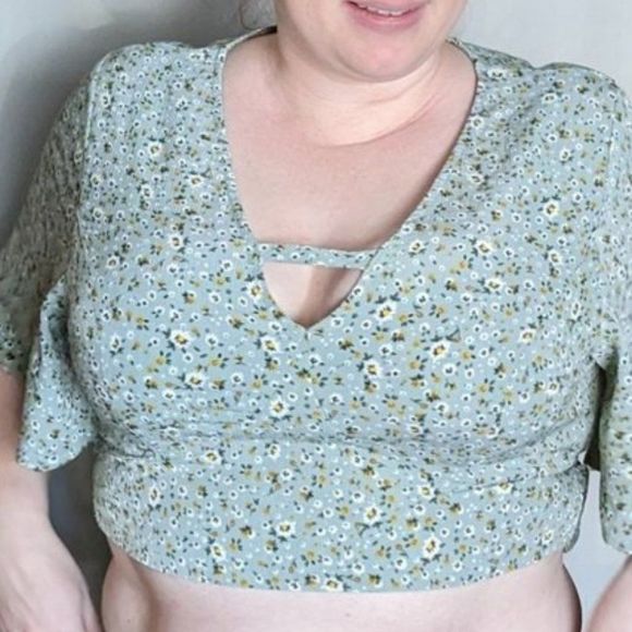 Beautiful Wrap Crop Top 1X Floral Green - Picture 2 of 6